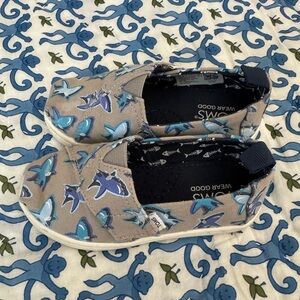 Toms Kids Shark Print Slip-On Shoes in Tan and Blue
